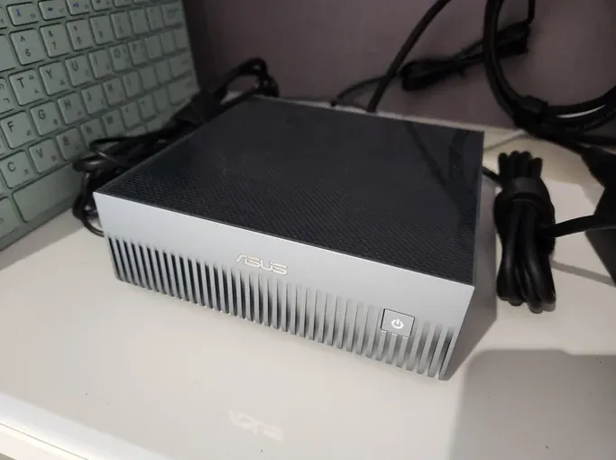 ASUS Ascent GX10 — 128GB unified memory를 갖춘 ARM64 기반 로컬 AI 서버 하드웨어