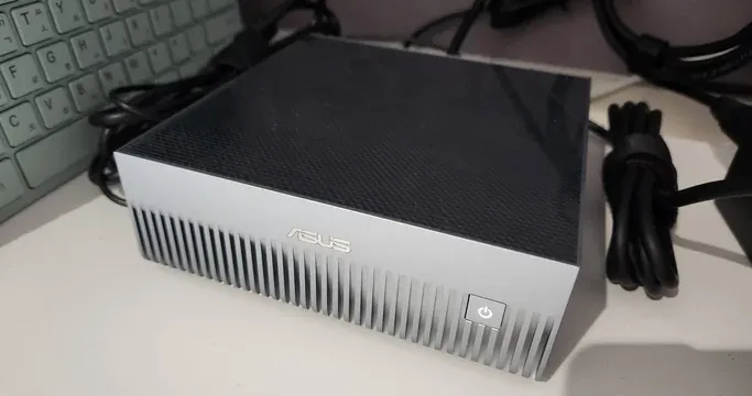 ASUS Ascent GX10 — 128GB unified memory를 갖춘 ARM64 기반 로컬 AI 서버 하드웨어